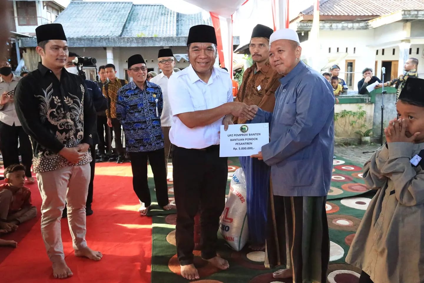 Pj Gubernur Banten Al Muktabar Salurkan Bantuan ke Masyarakat Pandeglang