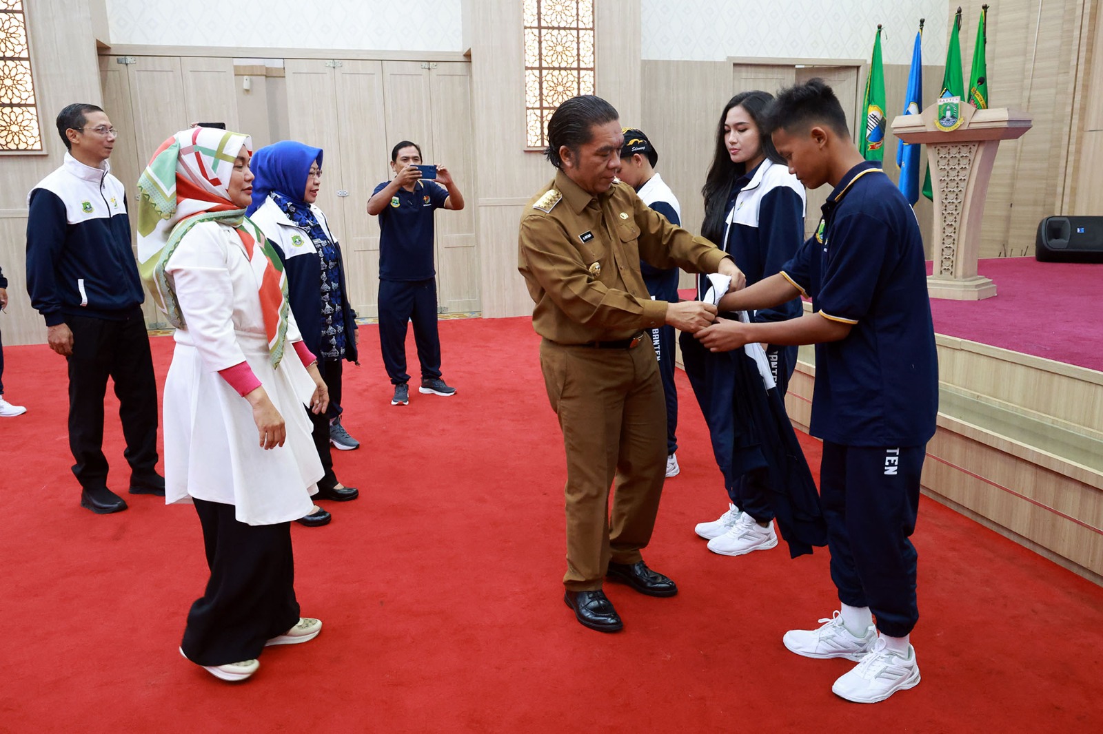 Pj Gubernur Al Muktabar Lepas Kontingen Provinsi Banten Pada Fornas VII 2023 Bandung