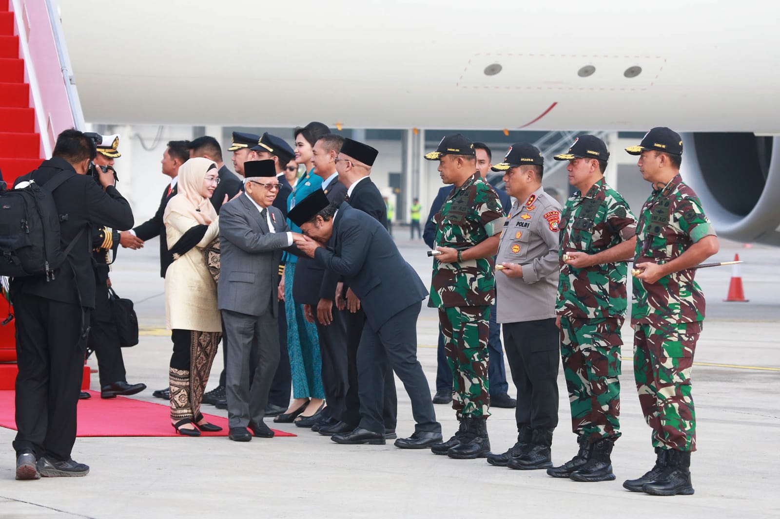 Pj Gubernur Banten Al Muktabar Sambut Kedatangan Wakil Presiden RI KH Ma'ruf Amin Beserta Rombongan