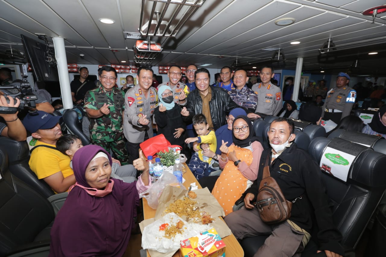 Tinjau Pelabuhan Merak, Pj Gubernur Banten Al Muktabar Pastikan Pelayanan Arus Mudik Optimal