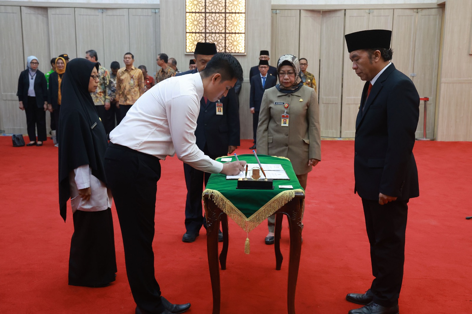 Pj Gubernur Al Muktabar Lantik 56 Pejabat Fungsional dan 34 Pegawai Negeri Pemprov Banten