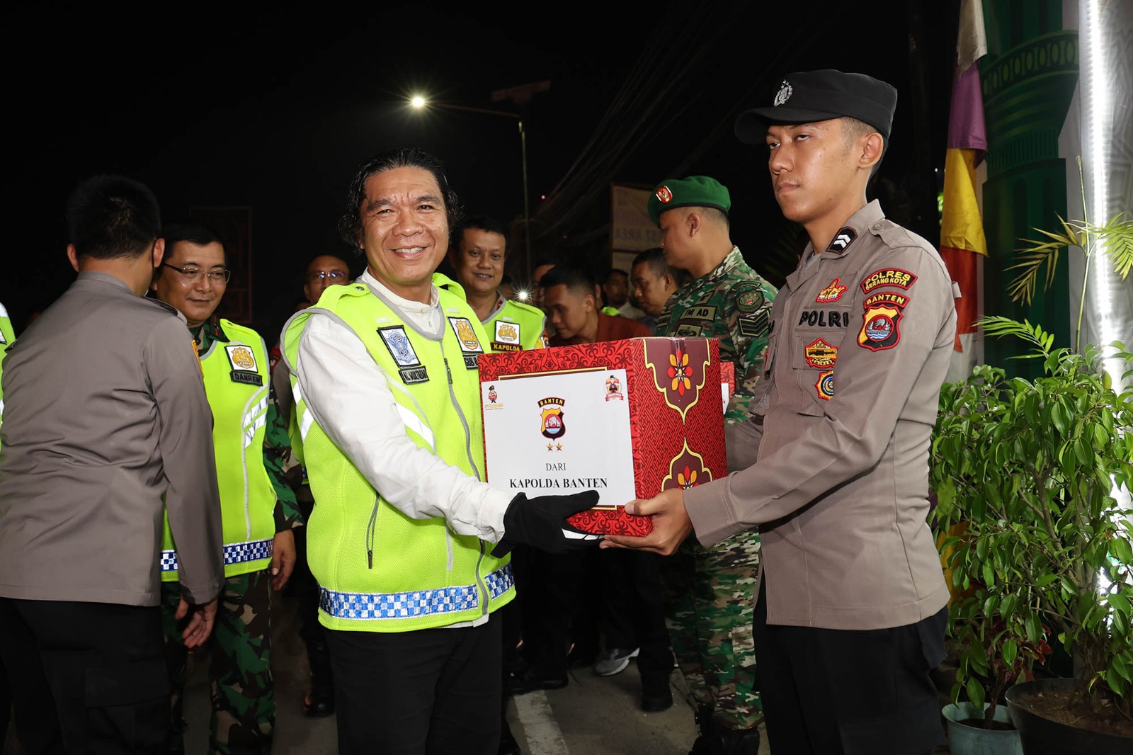 Pj Gubernur Al Muktabar Bersama Forkopimda Semangati Petugas Pos Pelayanan Mudik 2023 dan Pasien RSUD Banten