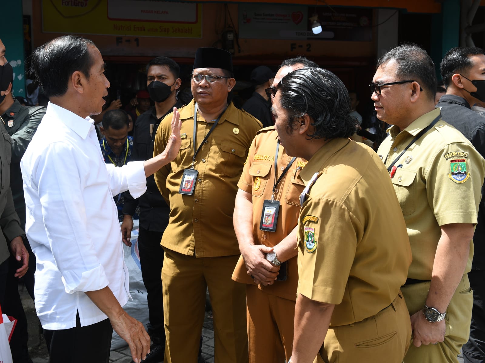 Pj Gubernur Banten Al Muktabar Dampingi Presiden Jokowi Tinjau Harga Kebutuhan Pokok di Cilegon