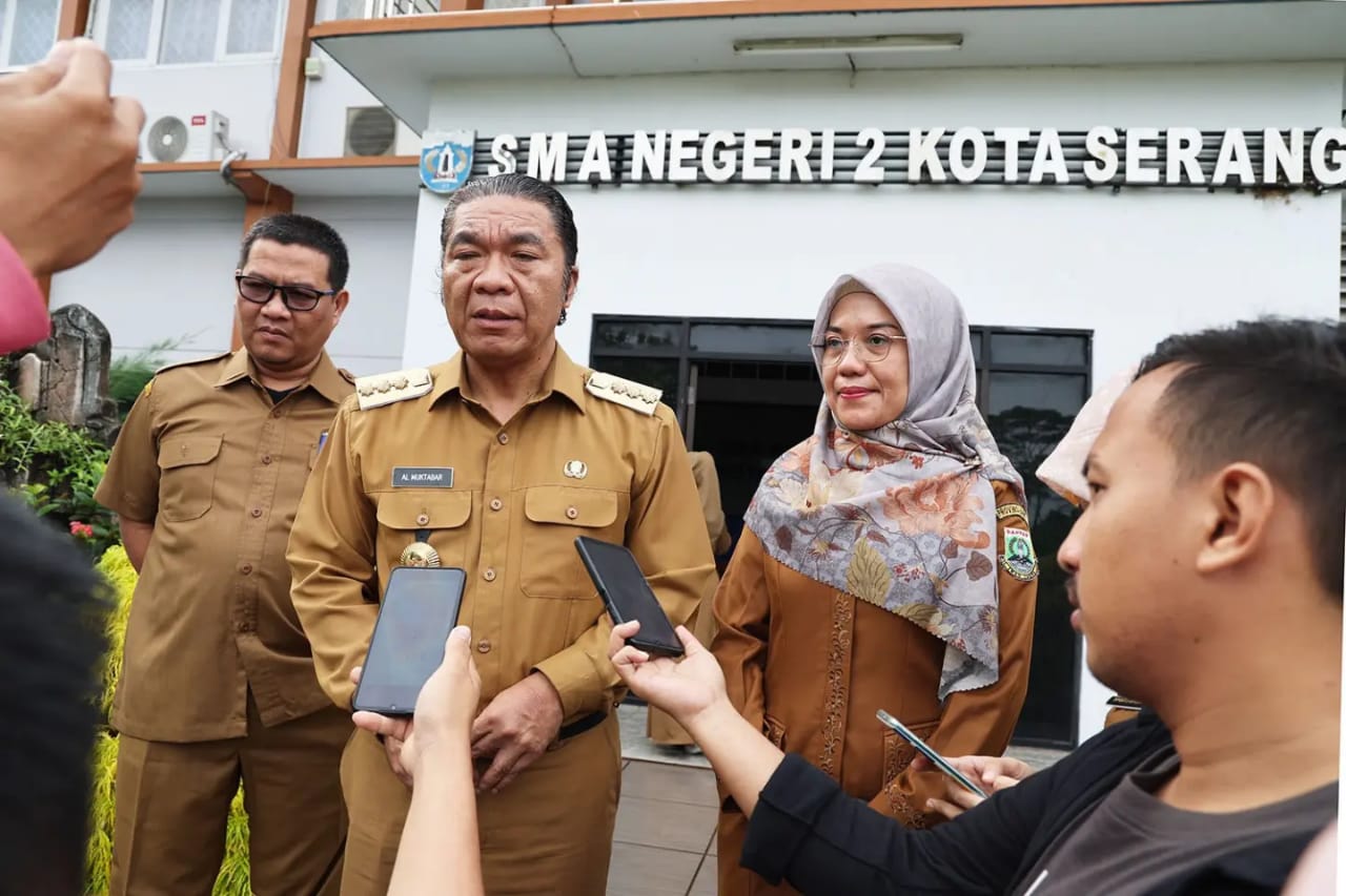 Pastikan Pelayanan Prima, Pj Gubernur Banten Al Muktabar Tinjau Pelaksanaan PPDB di SMAN 2 Kota Serang