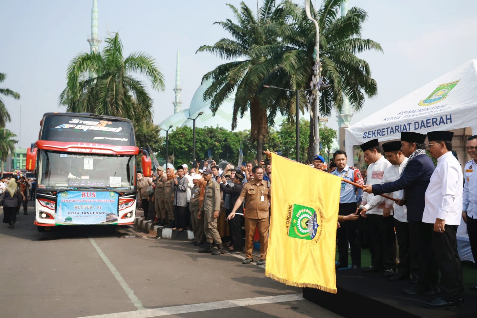 Pj Gubernur Al Muktabar Lepas Jamaah Haji Kloter Pertama Provinsi Banten