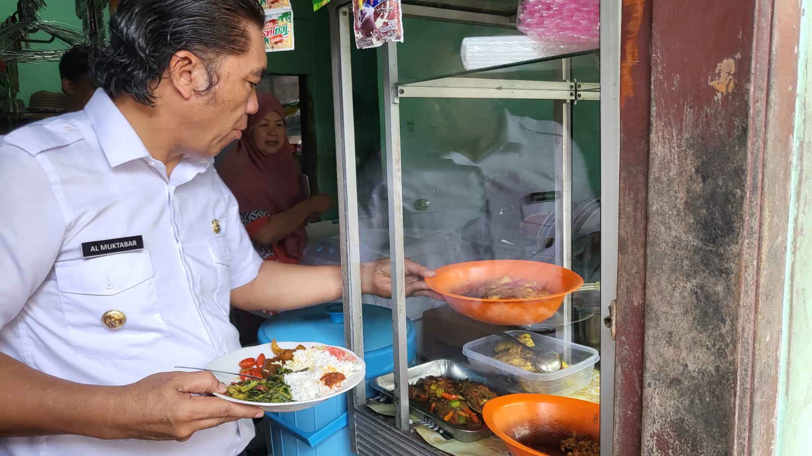 Cek Lapangan Siswa Lolos PPDB, Pj Gubernur Banten Al Muktabar Makan Siang di Warung Lingkungan Padat