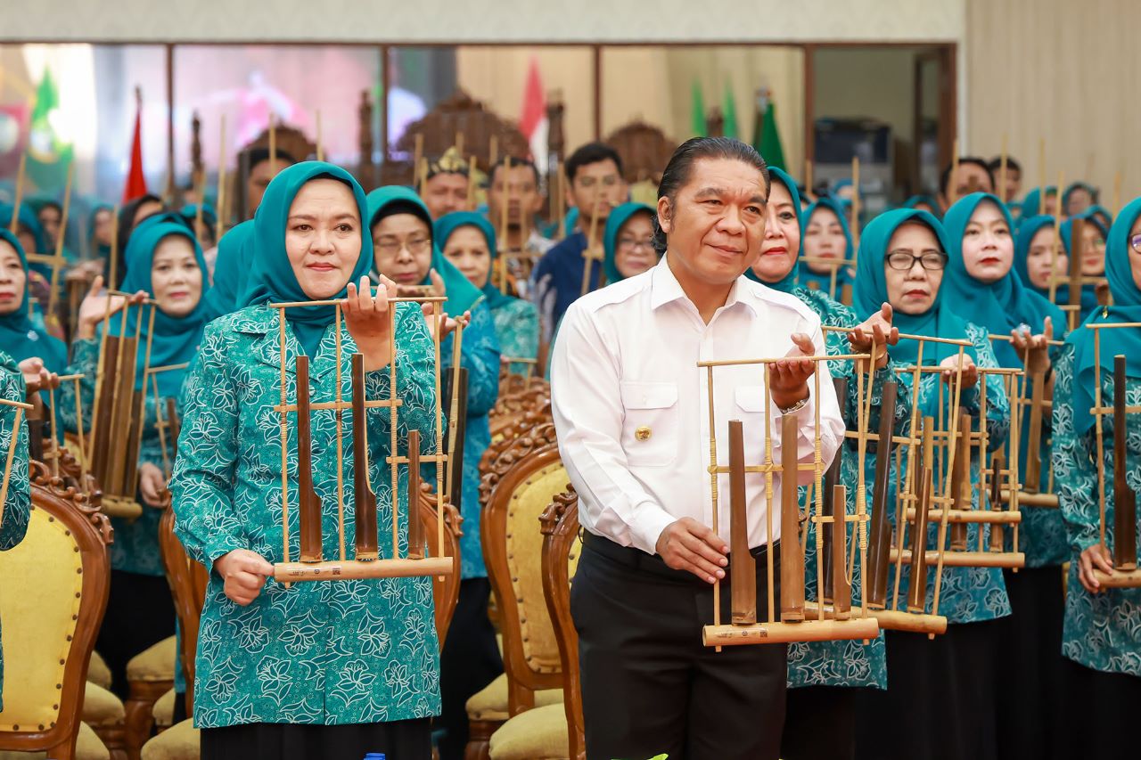 Lestarikan Seni Budaya, Pj Gubernur Al Muktabar Ikuti Latihan Angklung Bersama TP PKK se-Provinsi Banten