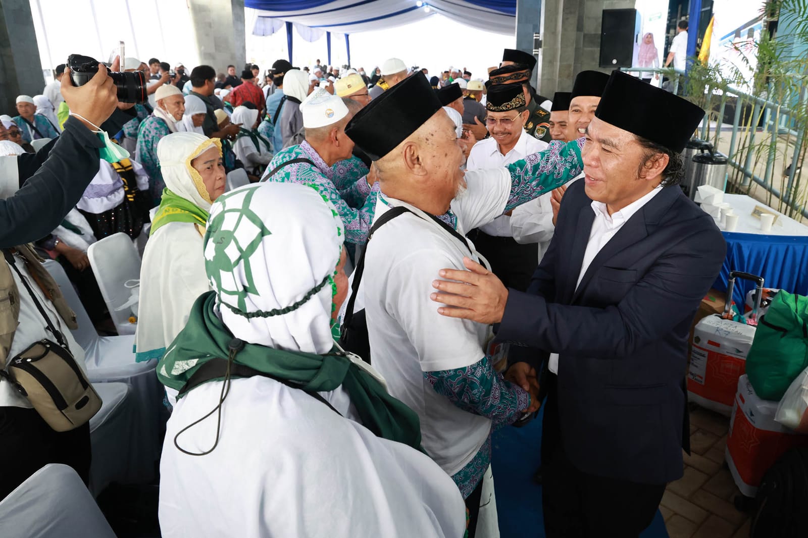 Pj Gubernur Al Muktabar Sambut Kedatangan Kloter Pertama Jamaah Haji Provinsi Banten