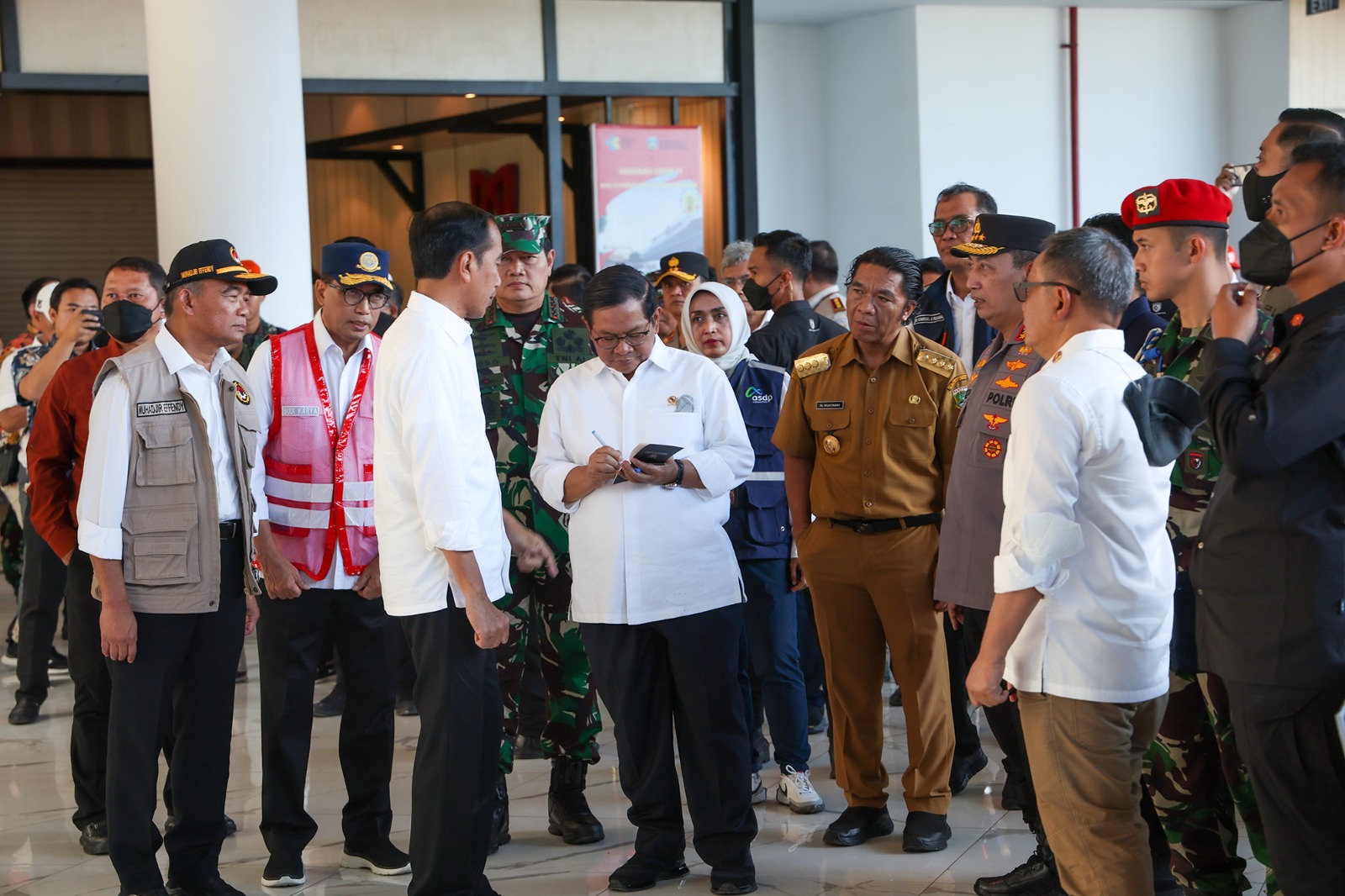 Pj Gubernur Al Muktabar Dampingi Presiden Jokowi Tinjau Kesiapan Pelabuhan Merak dan Ciwandan Layani Arus Mudik Lebaran 2023