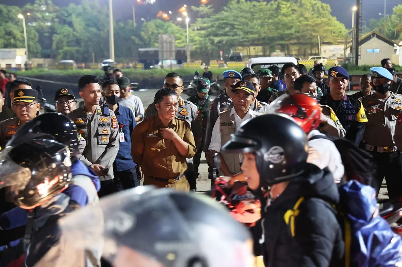 Dampingi Menko PMK Tinjau Arus Mudik, Pj Gubernur Banten Al Muktabar Terus Pantau Pelayanan Arus Mudik 2023