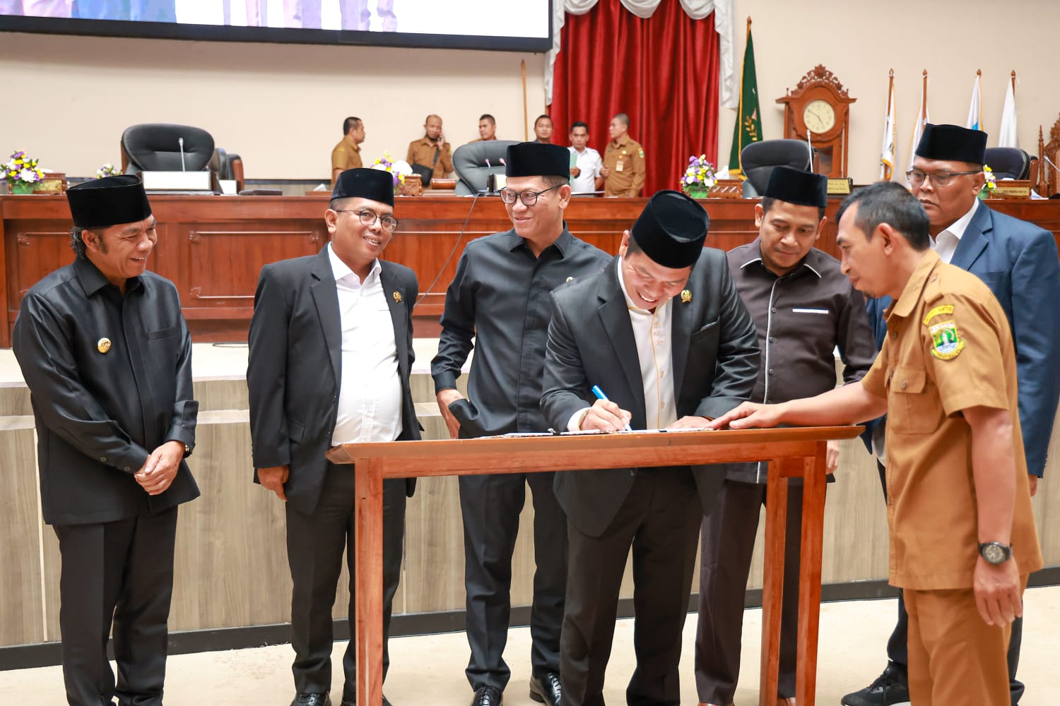 Sampaikan Pengantar LKPJ Tahun 2022, Pj Gubernur Al Muktabar: Capaian Provinsi Banten Cukup Baik dan Optimal