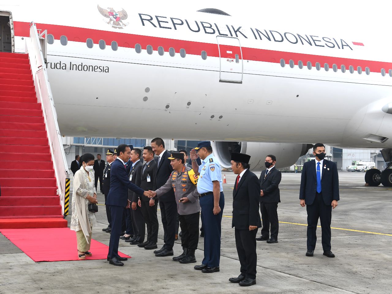 Pj Gubernur Banten Al Muktabar Sambut Kedatangan Presiden Jokowi Dari Kunjungan Kerja Ke Jerman