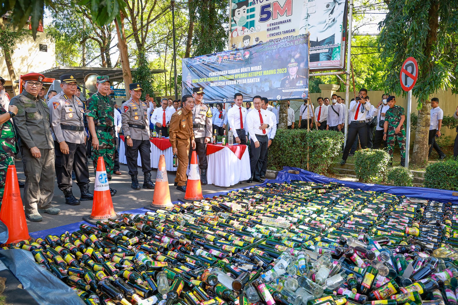 Cipta Kondisi, Pj Gubernur Al Muktabar Bersama Kapolda Banten Musnahkan 24 Ribu Botol Miras