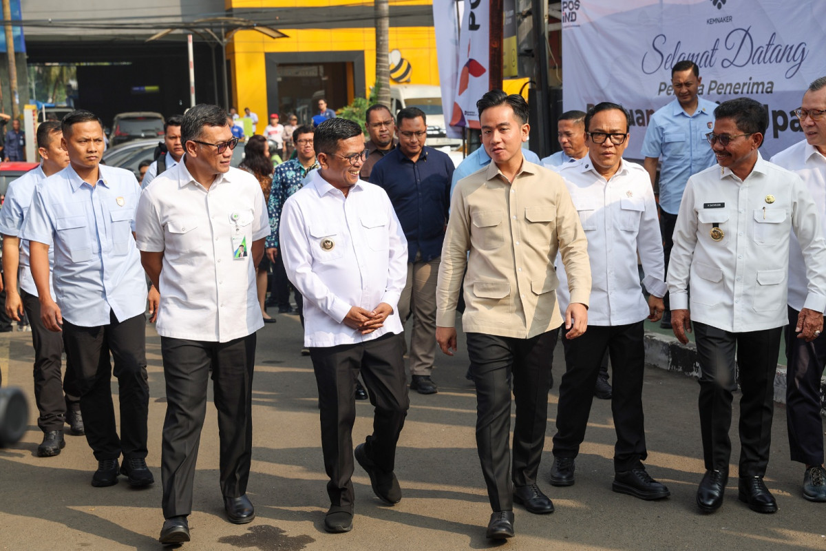 Gubernur Banten Andra Soni Dampingi  Wapres Gibran Rakabuming Raka Tinjau Penyaluran BSU