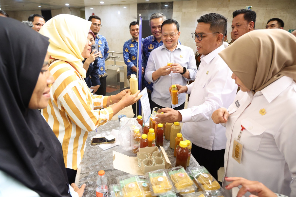 Gubernur Banten Andra Soni Borong Produk  UMKM Lokal