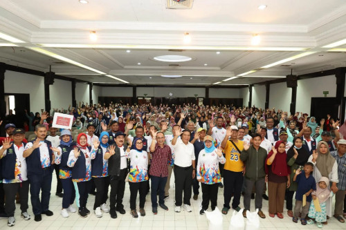 Pj Gubernur Banten Al Muktabar Salurkan Bantuan Sosial ke Masyarakat Kota Cilegon