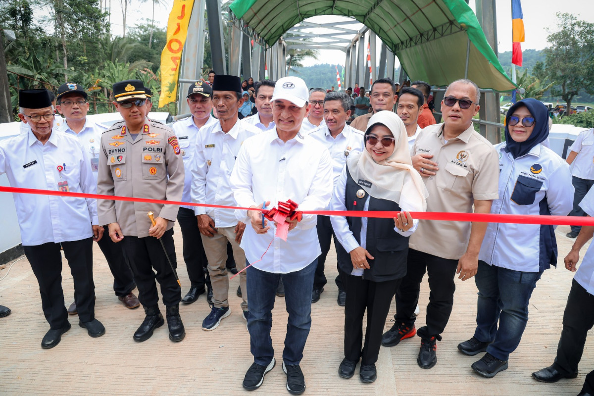 Dukung Perekonomian Masyarakat, Wagub Banten A Dimyati Resmikan Jembatan Desa Tegal Kabupaten Pandeglang