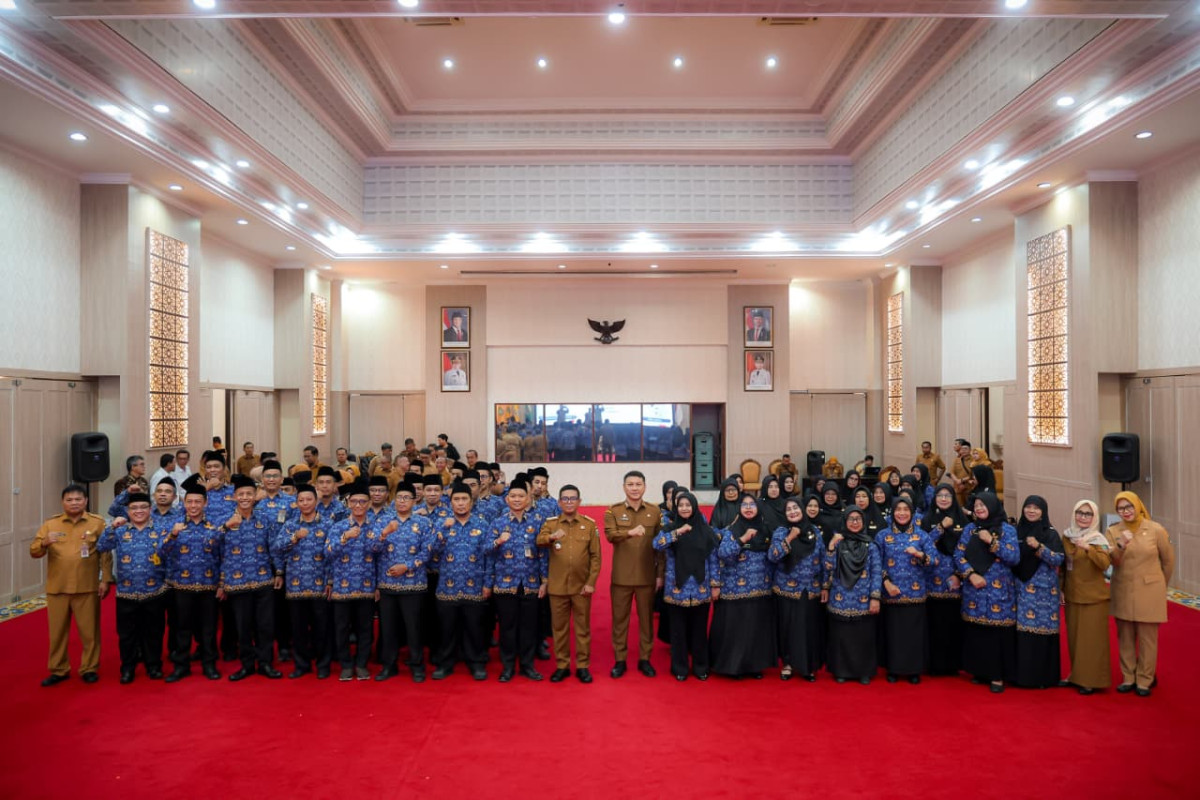 Lantik 64 Pejabat Fungsional, Gubernur Andra Soni Tekankan Kualitas Pendidikan dan Pencegahan Tawuran