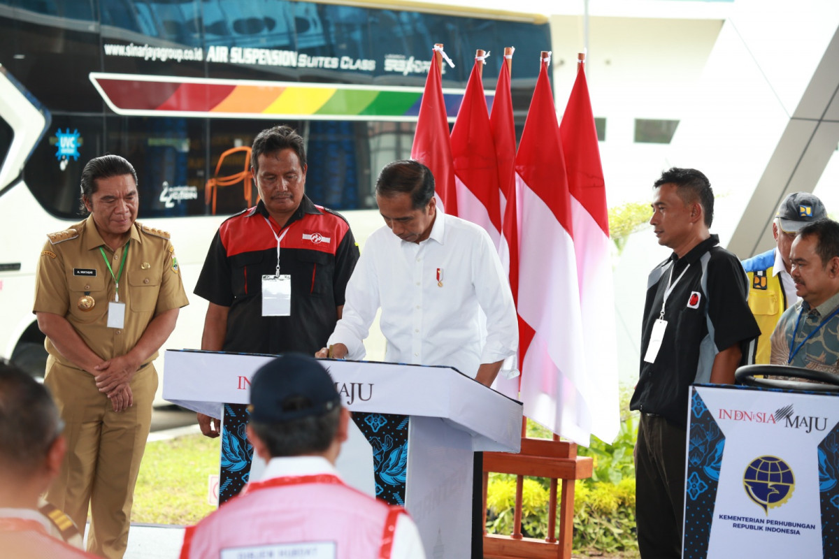 Pj Gubernur Banten Al Muktabar Dampingi Presiden Jokowi Resmikan Terminal Pakupatan Kota Serang