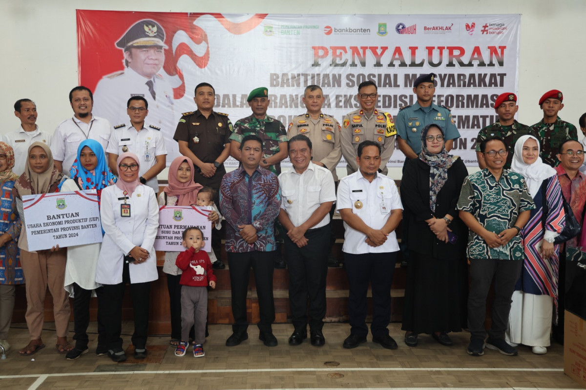 Pj Gubernur Banten Al Muktabar Salurkan Bantuan Sosial Penyandang Disabilitas di Kota Tangerang