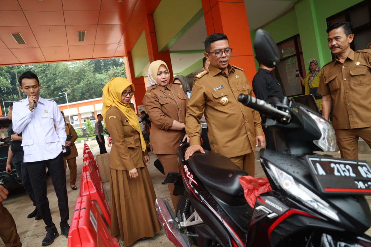 Gubernur Banten Andra Soni Tinjau Pelayanan di Samsat Malingping Kabupaten Lebak