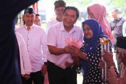 Rangkaian Ekspedisi Birokrasi Berdampak, Pj Gubernur Banten Al Muktabar Serahkan Bantuan di Kec. Cibeber Kab. Lebak