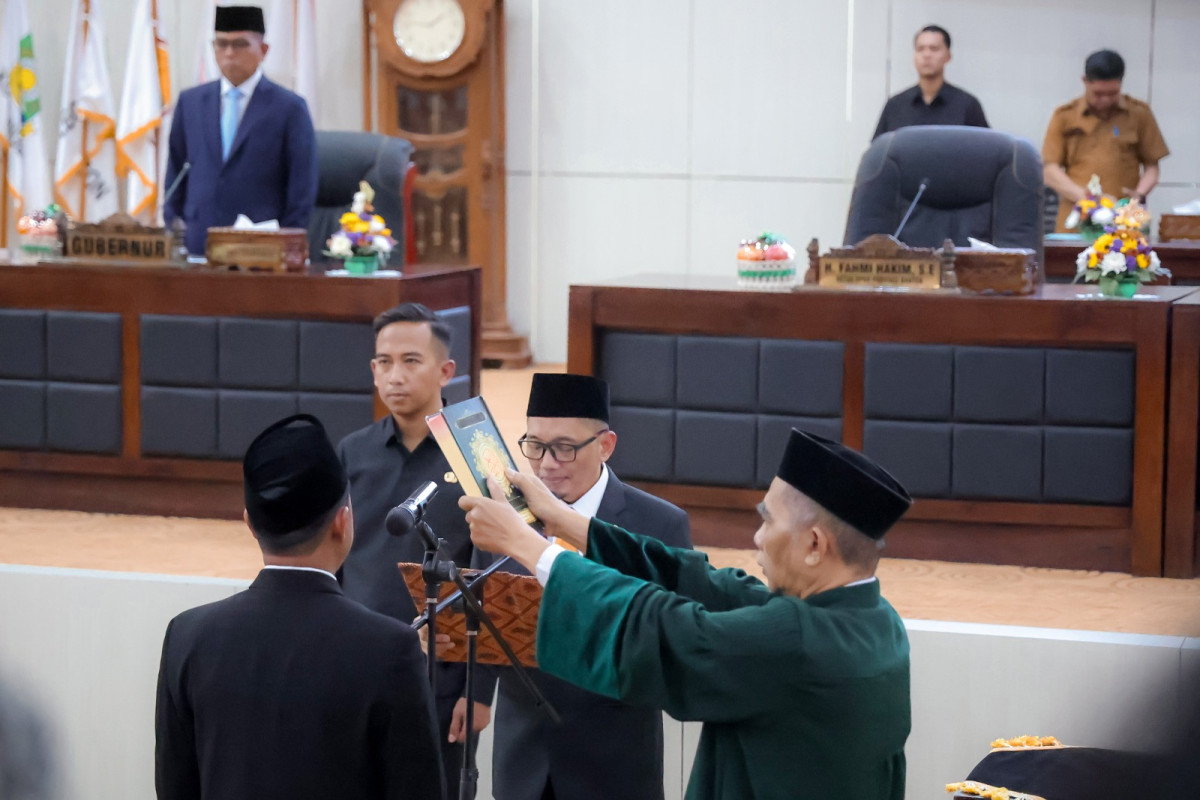 Hadiri Paripurna PAW, Gubernur Andra Soni Tekankan Peran Strategis DPRD dan Pemda