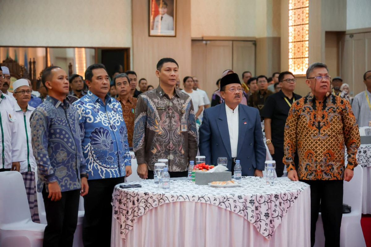 Gubernur Banten Andra Soni Raih Pena Emas 2025 Forum Pimred Multimedia Indonesia