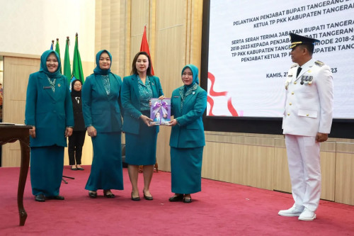 Tine Al Muktabar Lantik Penjabat Ketua TP PKK Kabupaten Tangerang