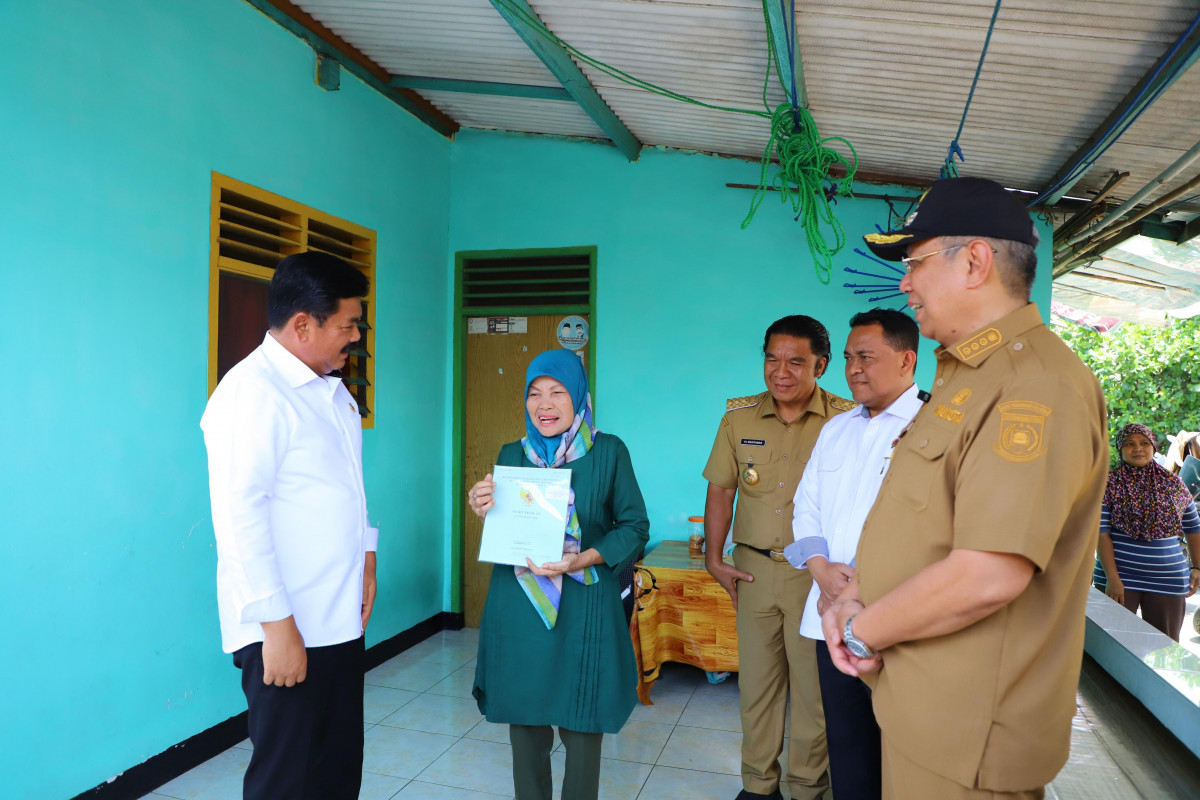 Pj Ketua TP PKK Provinsi Banten Tine Al Muktabar Gunakan Hak Pilih di TPS 018 Kelurahan Kota Baru Kota Serang