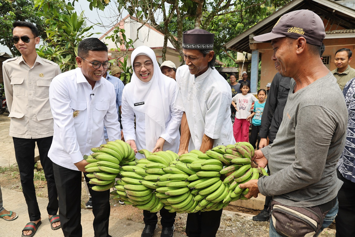 Gubernur Banten Andra Soni Tinjau Pelaksanaan Program Bang Andra di Desa Sindang Mulya, Kabupaten Lebak