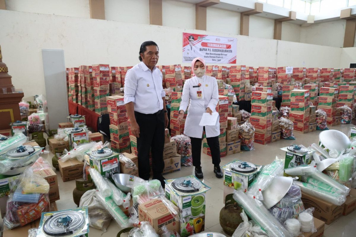 Pj Gubernur Banten Al Muktabar Salurkan Bantuan Usaha Ekonomi Produktif