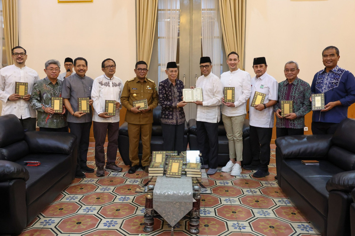 Gubernur Banten Andra Soni Saksikan Penyerahan Bantuan 2000 Al-Qur’an