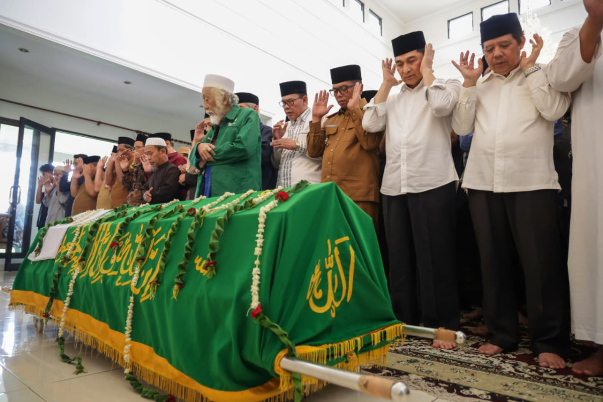 Gubernur Banten Andra Soni Antar Kepergian Tokoh Pendiri Banten H. Tryana Sjam'un Ke Peristirahatan Terakhir