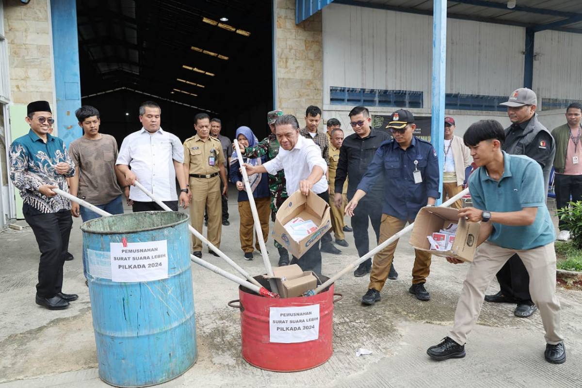 Pj Gubernur Banten Al Muktabar Lakukan Pemusnahan Surat Suara Rusak dan Lebih