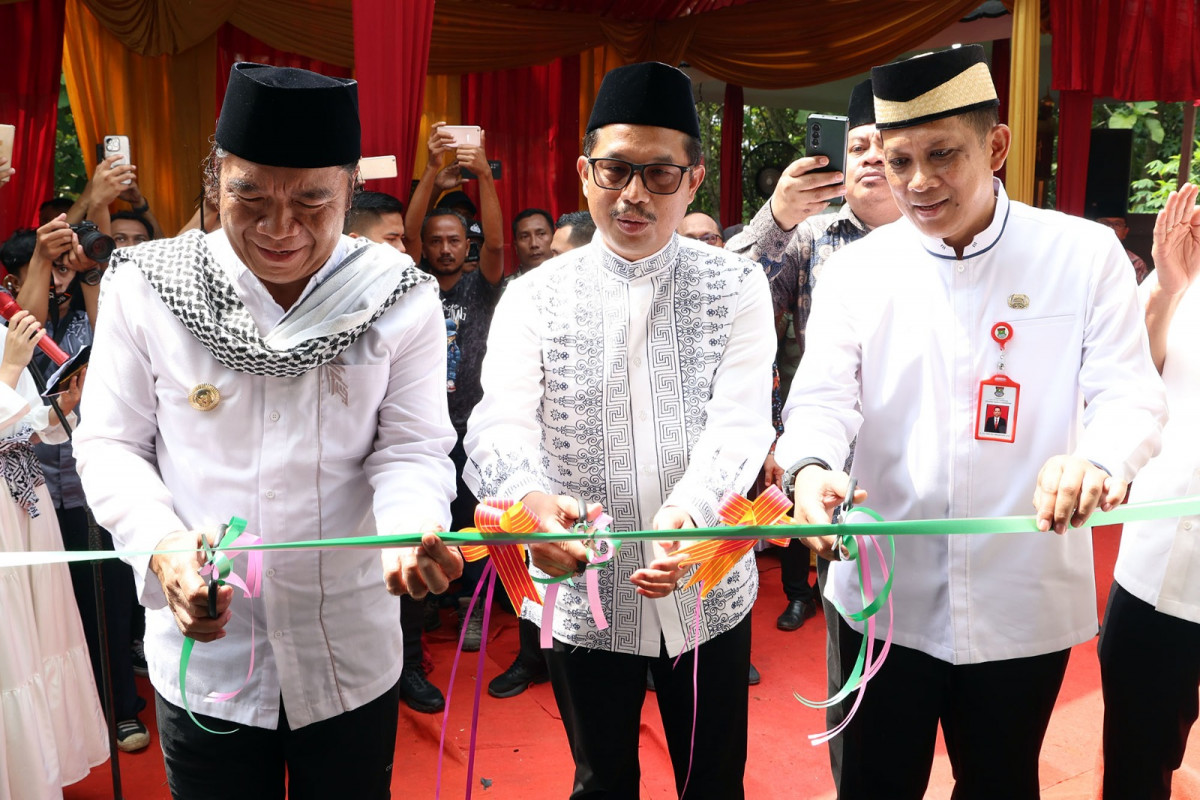 Bersama Kajati Banten, Pj. Gubernur Banten Al Muktabar Resmikan Wakaf Masjid Kejagung RI