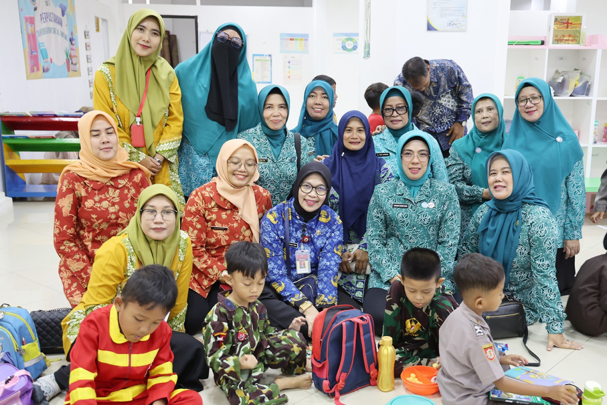 Kunjungi PAUD Al Bantani, Bunda PAUD Tinawati Andra Soni Ajak Anak Bermain dan Berdialog Interaktif