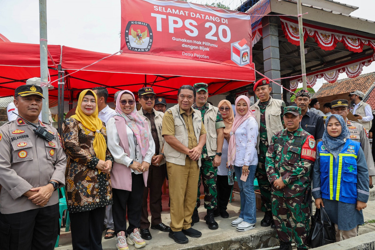 Pj Gubernur Banten Al Muktabar Saksikan Proses Penghitungan Suara di TPS 003 Kelurahan Cibeber Kota Cilegon