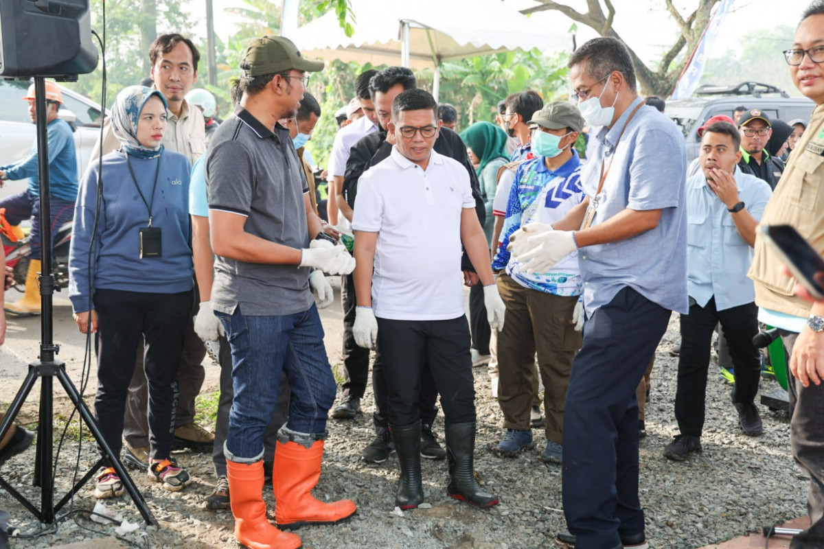 Gubernur Banten Andra Soni Turut Gotong Royong Bersihkan Sampah pada World Clean Up Day 2025