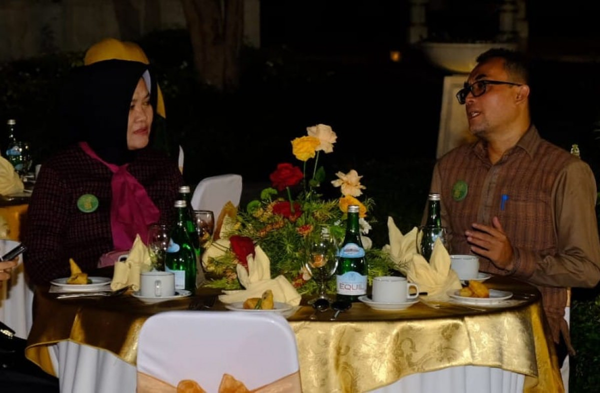 Hadiri Welcome Dinner, Ketua Dekranasda Provinsi Banten Tine Al Muktabar Kenakan Pakaian Berbahan Tenun Baduy