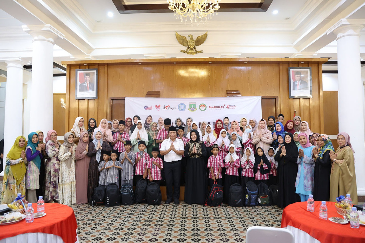 Pj Gubernur Al Muktabar Hadiri Santunan Anak Yatin Bersama TP PKK dan Dharma Wanita Provinsi Banten