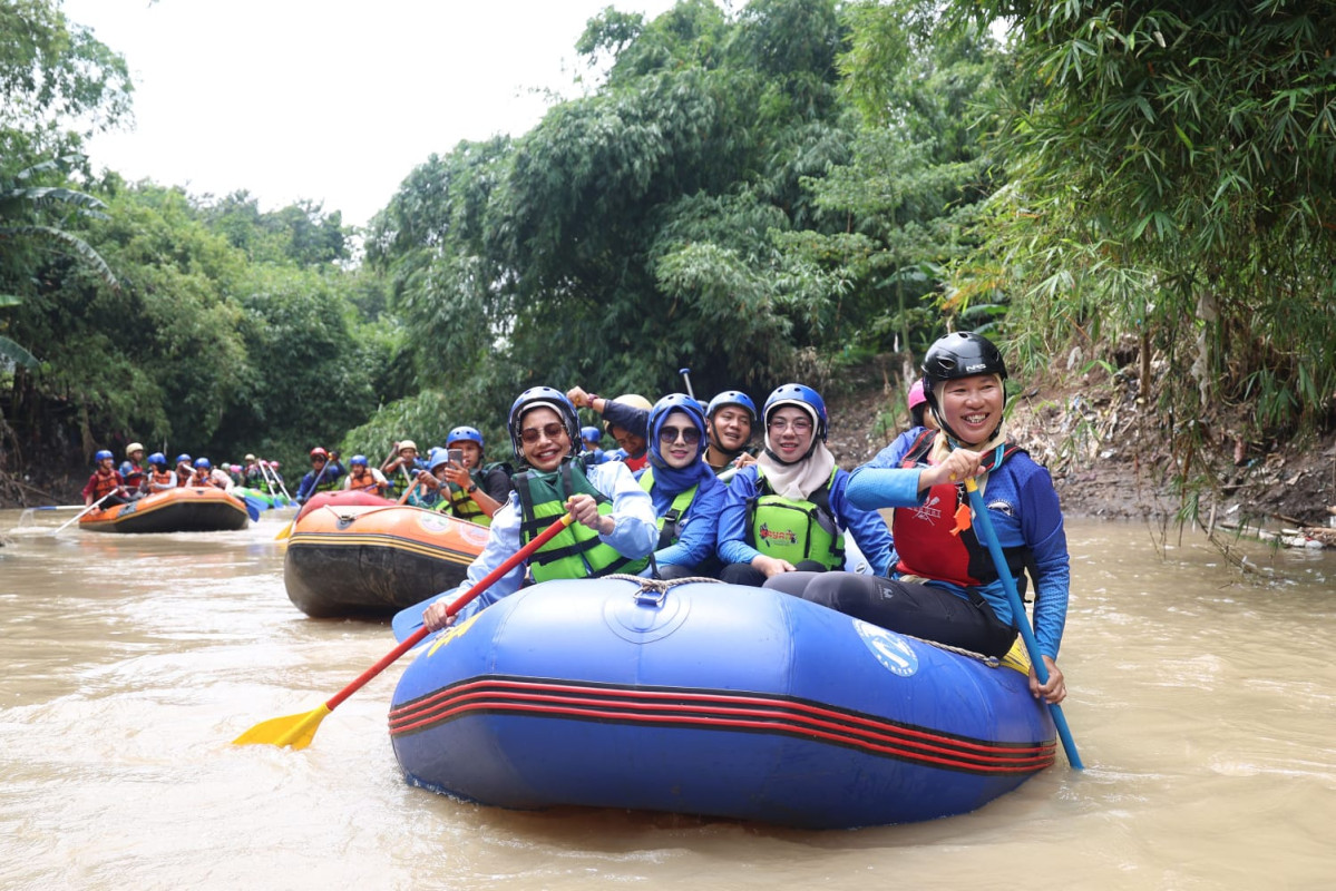 Tinawati Andra Soni Jajal Wisata Air Kali Cibanten