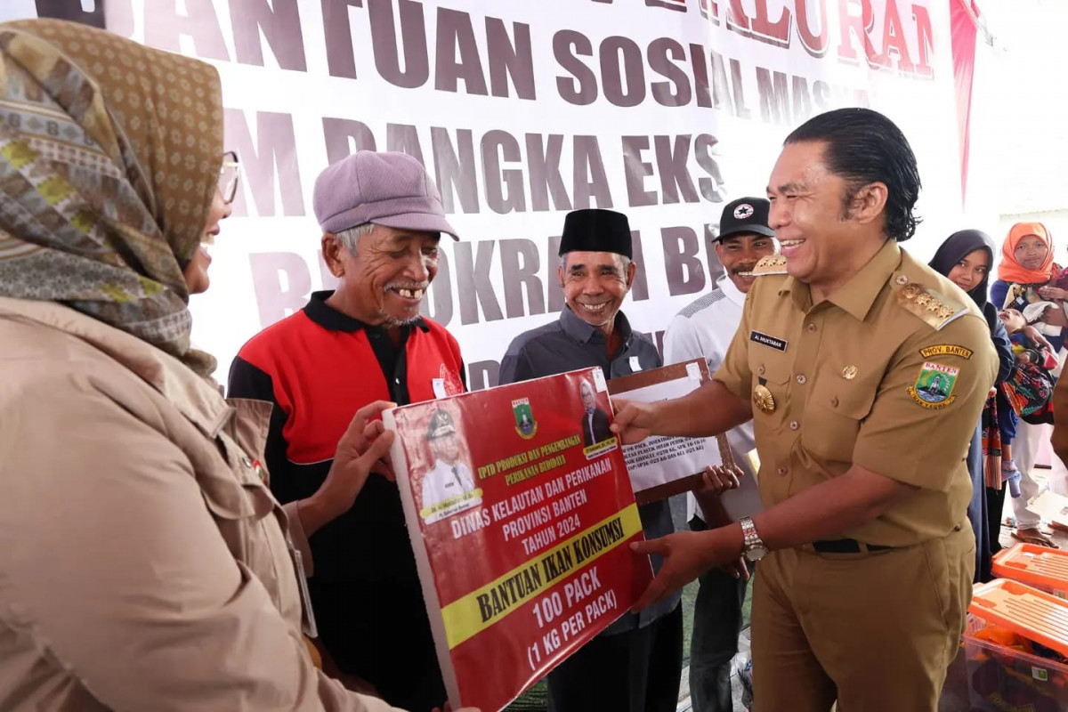 Dorong Perekonomian Masyarakat, Pj Gubernur Banten Al Muktabar Salurkan Bantuan Sosial ke Masyarakat Kabupaten Serang