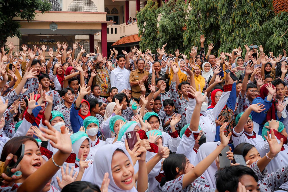 Pj Gubernur Banten Al Muktabar Dampingi Wapres RI Gibran Rakabuming Tinjau Model Pelibatan SMK Jurusan Tata Boga dalam Program Makan Bergizi Gratis