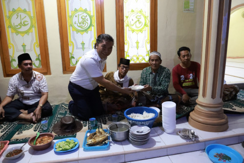 Makan Dengan Pecak Bandeng Turut Satukan Pj Gubernur Banten Al Muktabar Bersama Masyarakat