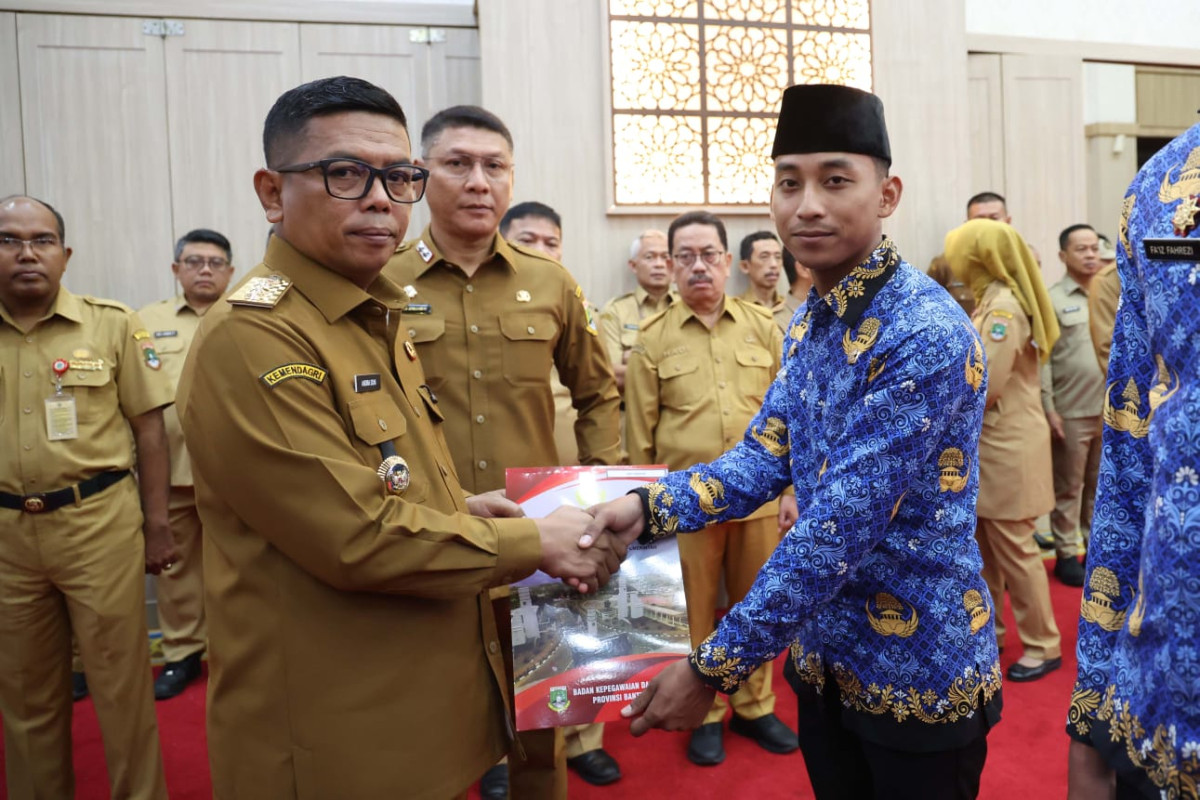 Perkuat SDM, Gubernur Banten Andra Soni Serahkan 4.631 SK PPPK Paruh Waktu Pemprov Banten