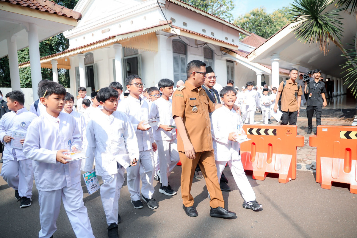 Gubernur Banten Andra Soni Ajak Ratusan Siswa SD Belajar Sejarah di Gedung Negara