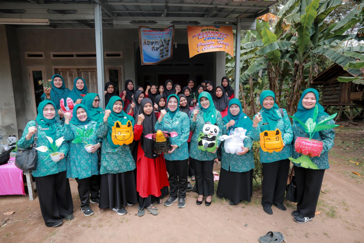 Tinawati Andra Soni Tinjau Kinerja PKK Kelurahan Cilowong, Kota Serang