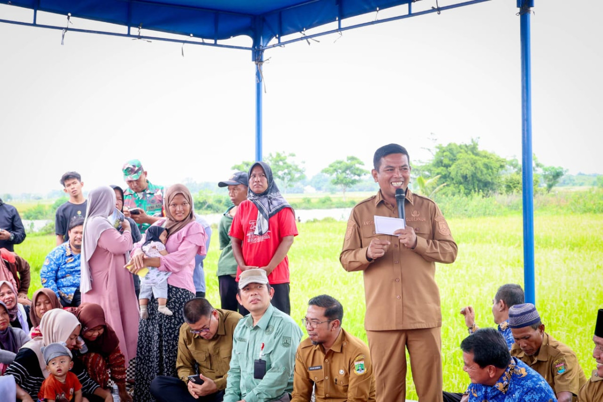 Tinjau Rumah Korban Bencana, Gubernur Banten Andra Soni Canangkan Peningkatan Jalan Desa di Palasari Melalui Program ‘Bang Andra’