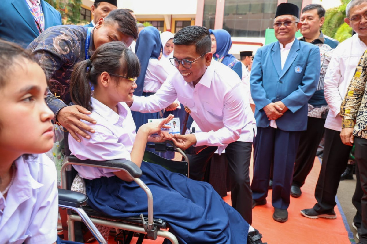 Gubernur Banten Andra Soni Serahkan Buku Tabungan Program Sekolah Gratis Tahun Ajaran 2025/2026
